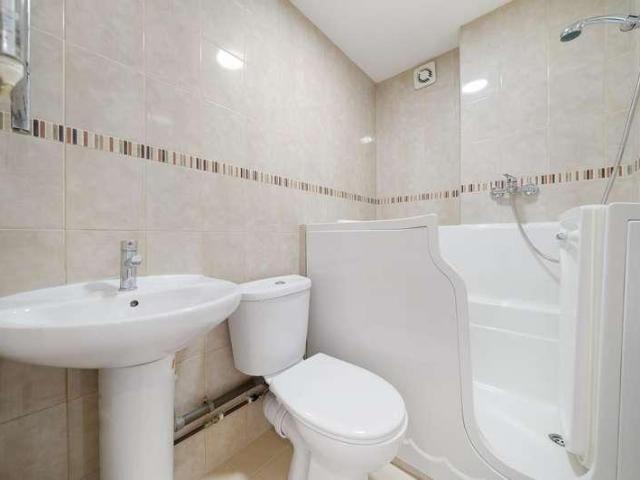 Flat for sale in The Hale, Mill Hill
