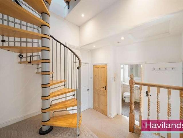 Flat for sale in Winchmore Hill, Edmonton