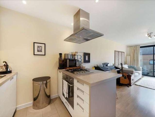 Flat for sale in Isle Of Dogs, Greater London
