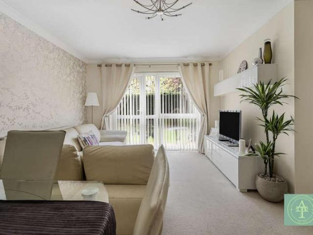 Flat for sale in Southgate, Greater London