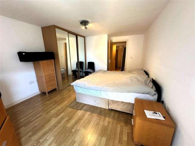 Flat for sale in Feltham, Feltham