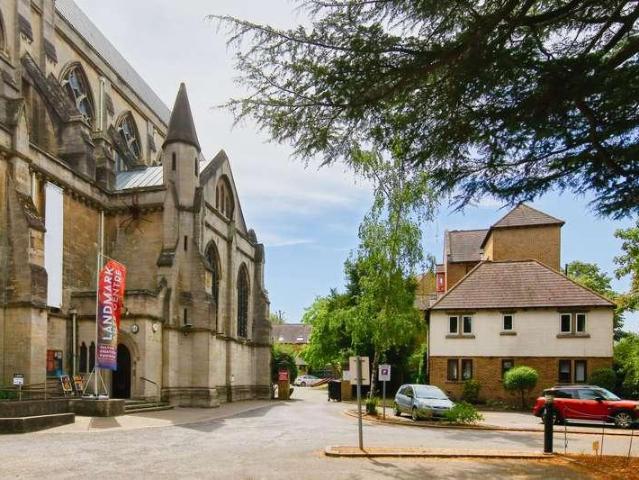 Flat for sale in Ham, Greater London