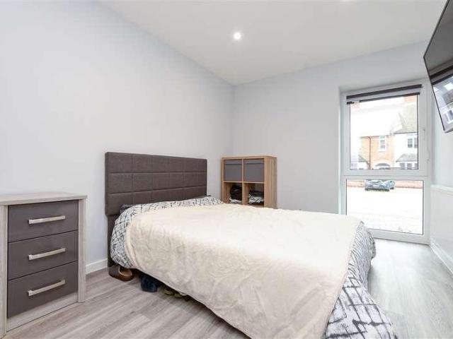 Flat for sale in Red Hill, Surrey