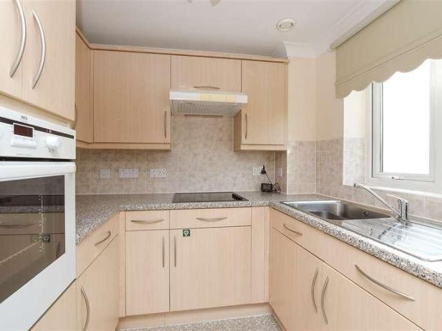 Flat for sale in Woodhatch, Red Hill