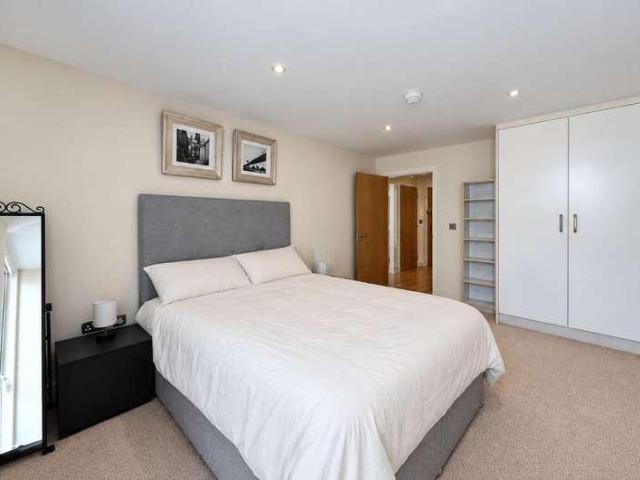 Flat for sale in Millwall, Greater London