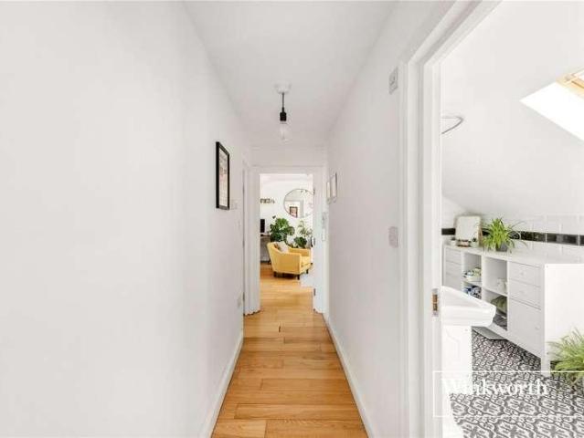 Flat for sale in North Finchley, Greater London