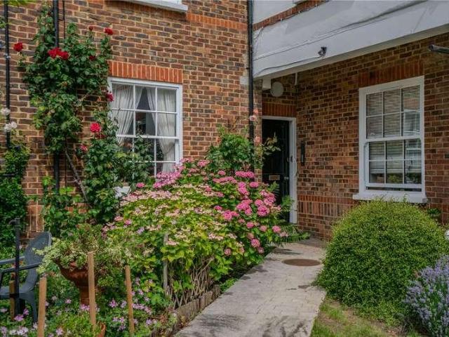 Flat for sale in Hampton Hill, Greater London