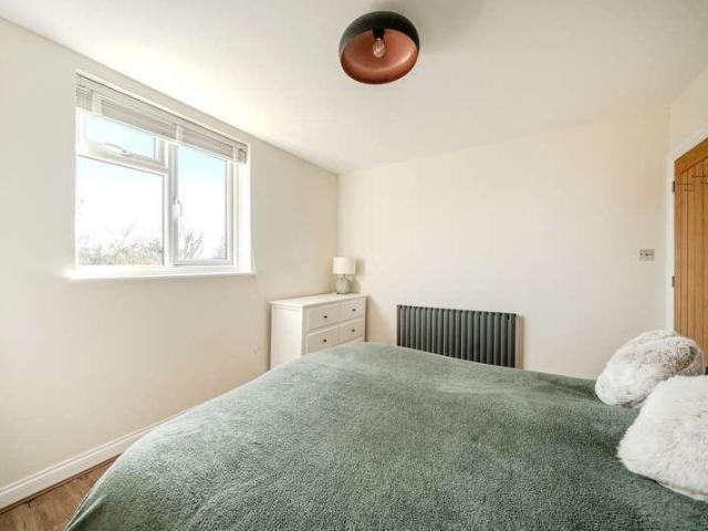 Flat for sale in Hampton Hill, Greater London