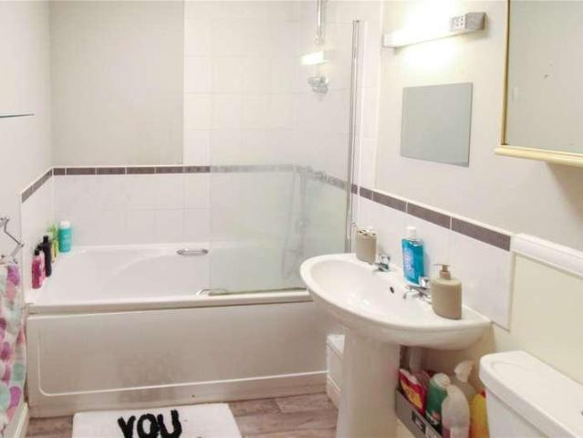 Flat for sale in Gorse Hill, Swindon