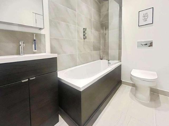Flat for sale in Easthampstead, Bracknell