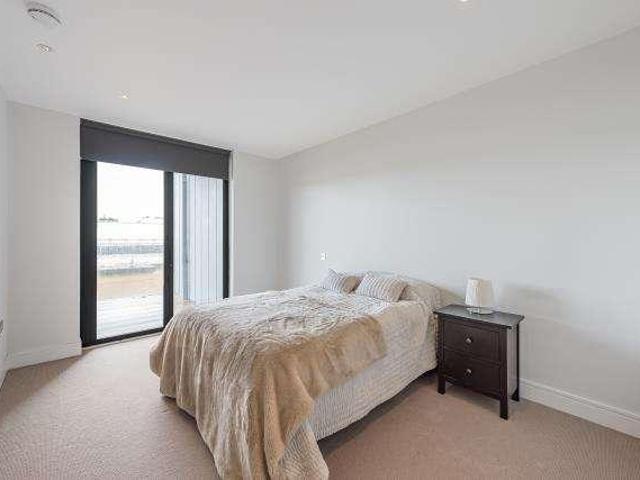 Flat for sale in Queen's Park, Greater London