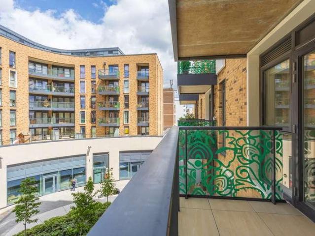 Flat for sale in London Borough of Hounslow, Greater London