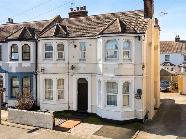 Flat for sale in Dale Hill, Essex