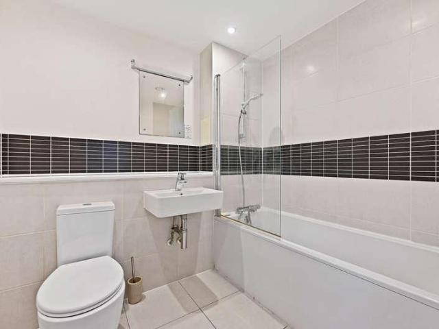 Flat for sale in Harlesden, Greater London