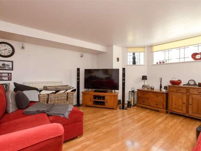 Flat for sale in Red Hill, Surrey