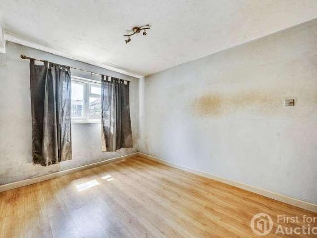 Flat for sale in Tolworth, Greater London