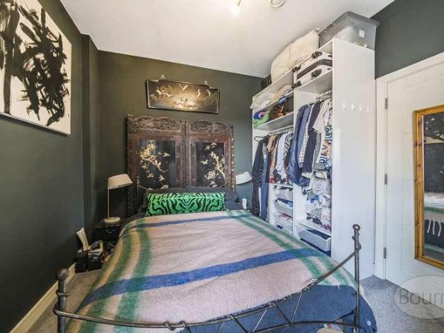 Flat for sale in Heol-las, Surrey