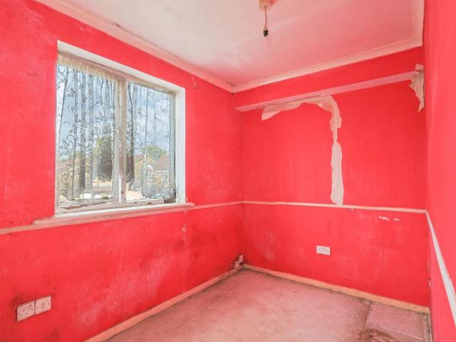 Flat for sale in Grays, Essex