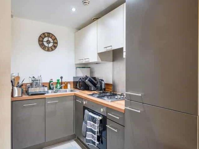 Flat for sale in Worcester Park, Greater London