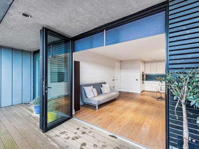 Flat for sale in Queen's Park, Greater London