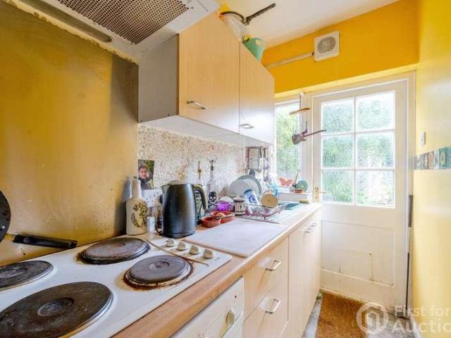 Flat for sale in Wokingham, Emmbrook