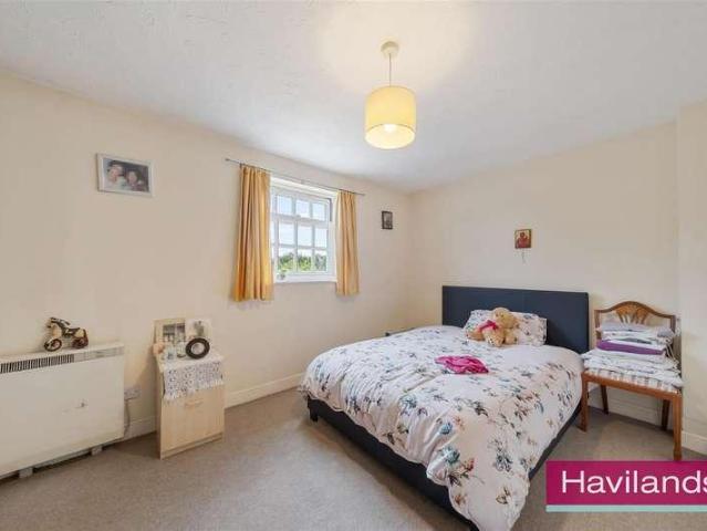 Flat for sale in Southgate, Greater London