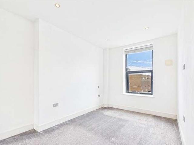 Flat for sale in Heol-las, Surrey