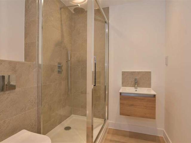 Flat for sale in Chingford, Greater London