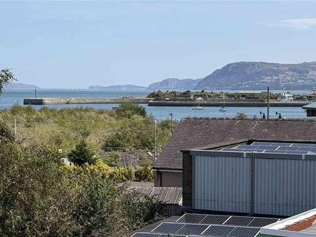 Flat for sale in Bangor, Wales
