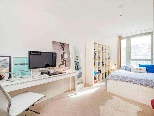 Flat for sale in Waterside Park, Silvertown