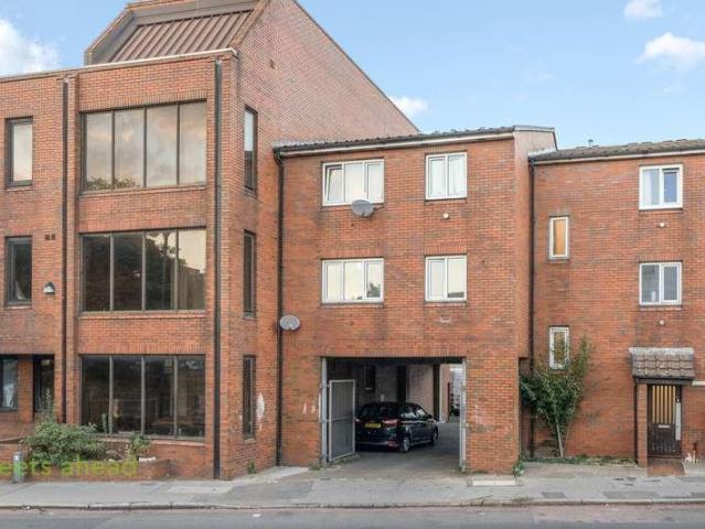 Flat for sale in London Borough of Croydon, Greater London