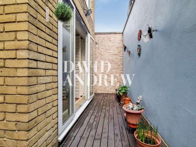 Flat for sale in Finsbury Park, Greater London