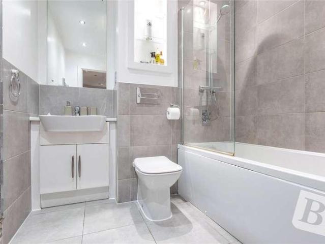 Flat for sale in Romford, Rush Green