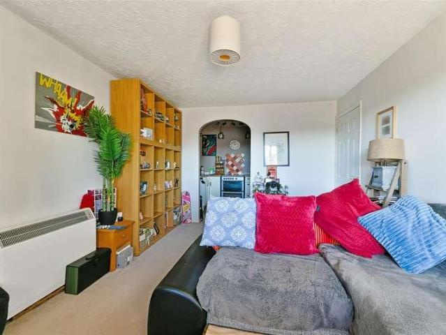 Flat for sale in London Borough of Merton, Collier's Wood