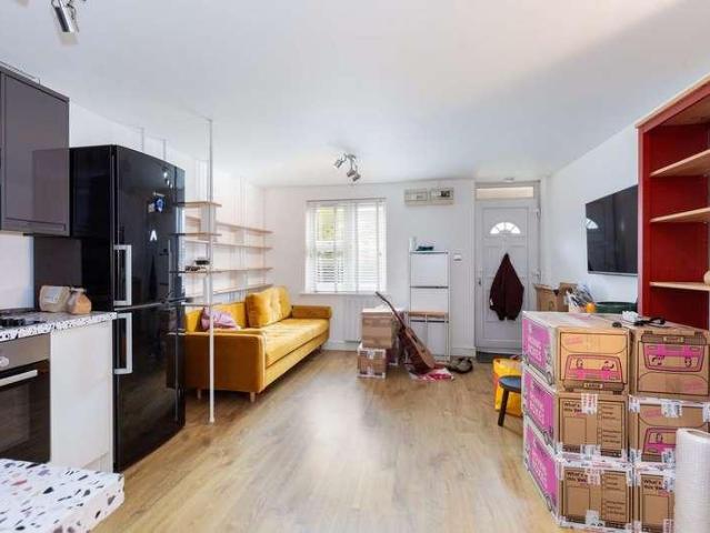 Flat for sale in Langley, Slough