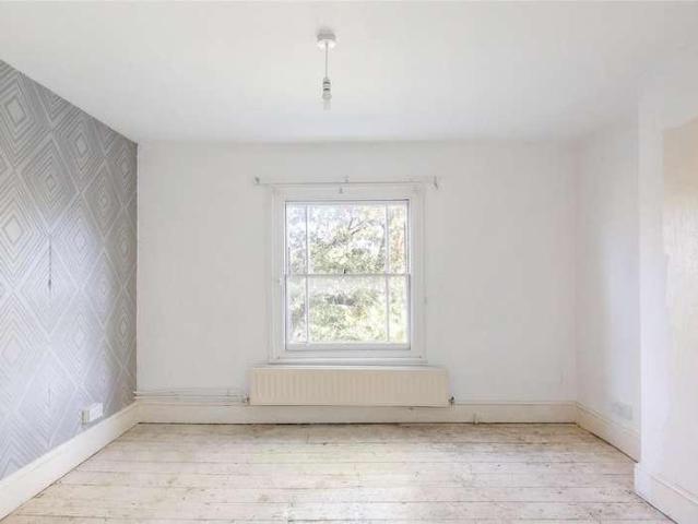 Flat for sale in Stockwell, Greater London