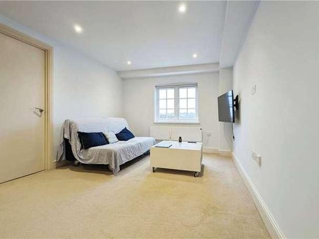 Flat for sale in Fole, Surrey
