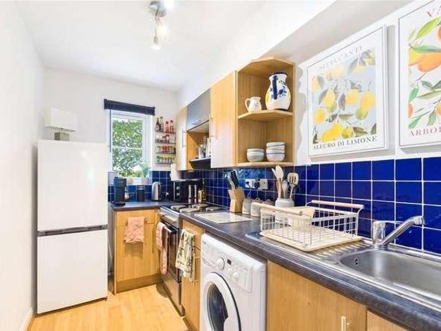 Flat for sale in Heol-las, Surrey