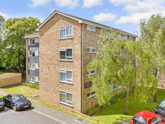 Flat for sale in The Wrythe, Greater London