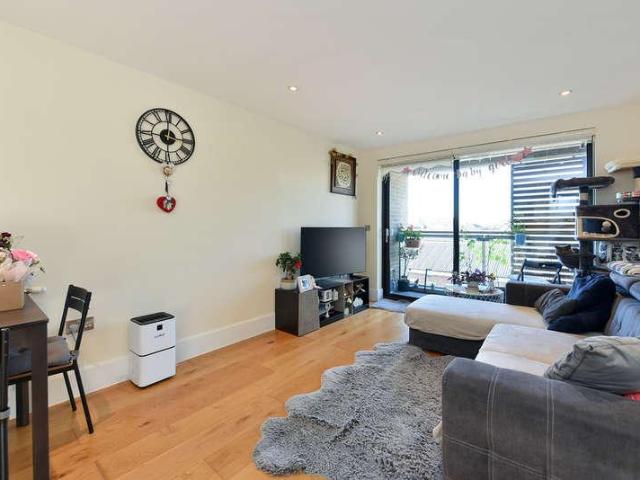 Flat for sale in Bromley-by-Bow, Greater London