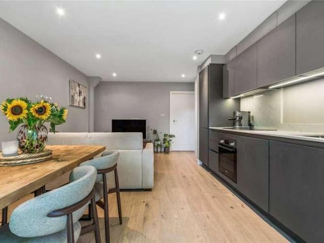Flat for sale in Summerstown, Greater London