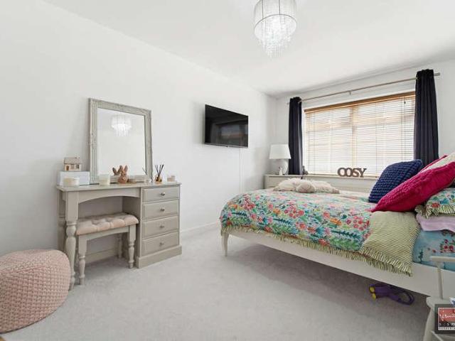 Flat for sale in Ashford, Spelthorne