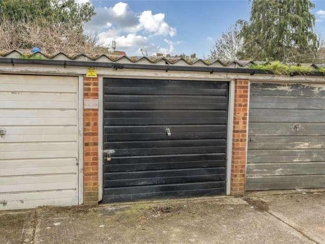 Flat for sale in Tolworth, Greater London