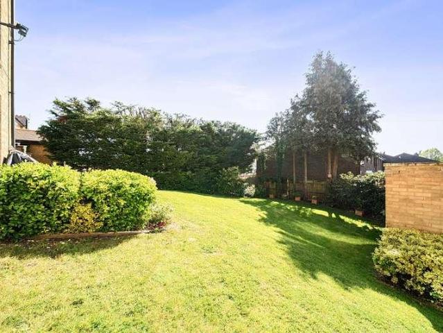 Flat for sale in The Cedars Estate, Batchworth