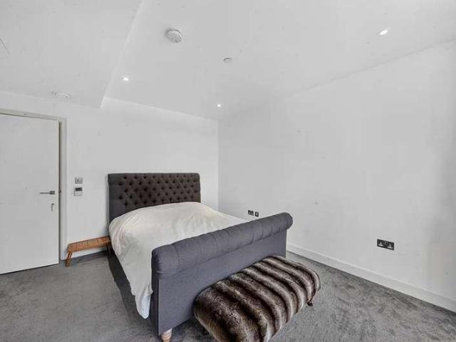 Flat for sale in Vauxhall, Greater London