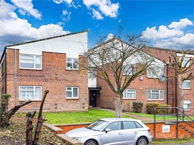 Flat for sale in Bushey, Bushey Heath