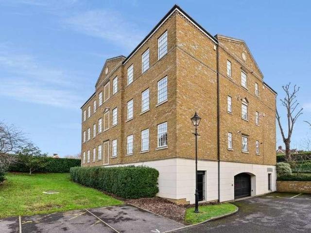 Flat for sale in Long Ditton, Surrey