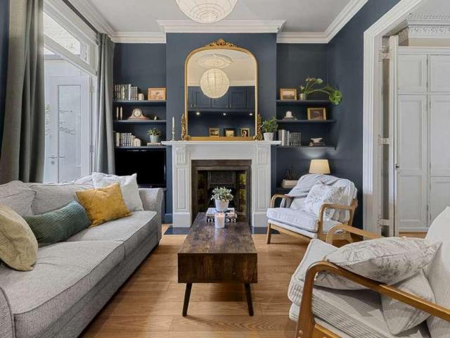 Flat for sale in Clapham, Greater London