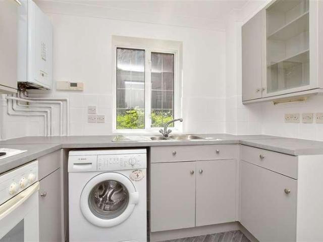 Flat for sale in Carshalton Beeches, Greater London