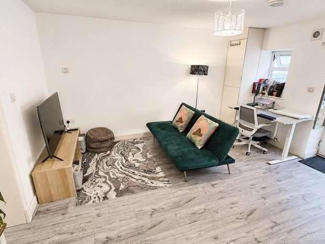 Flat for sale in Feckenham, City Of Bristol
